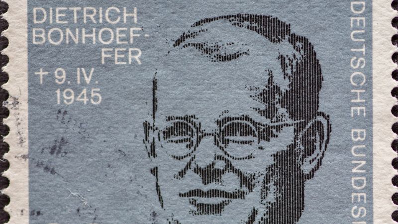 Ett stiliserat portr�tt av Dietrich Bonhoeffer p� bl�gr�tt, tyskt frim�rke.